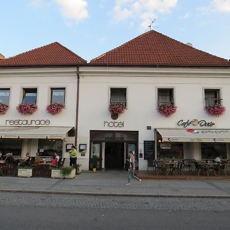 Hotel Cesky Dvur Бероун Екстериор снимка