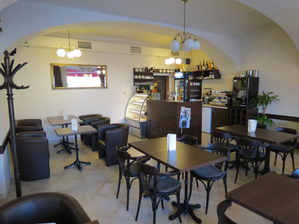 Hotel Cesky Dvur Бероун Екстериор снимка