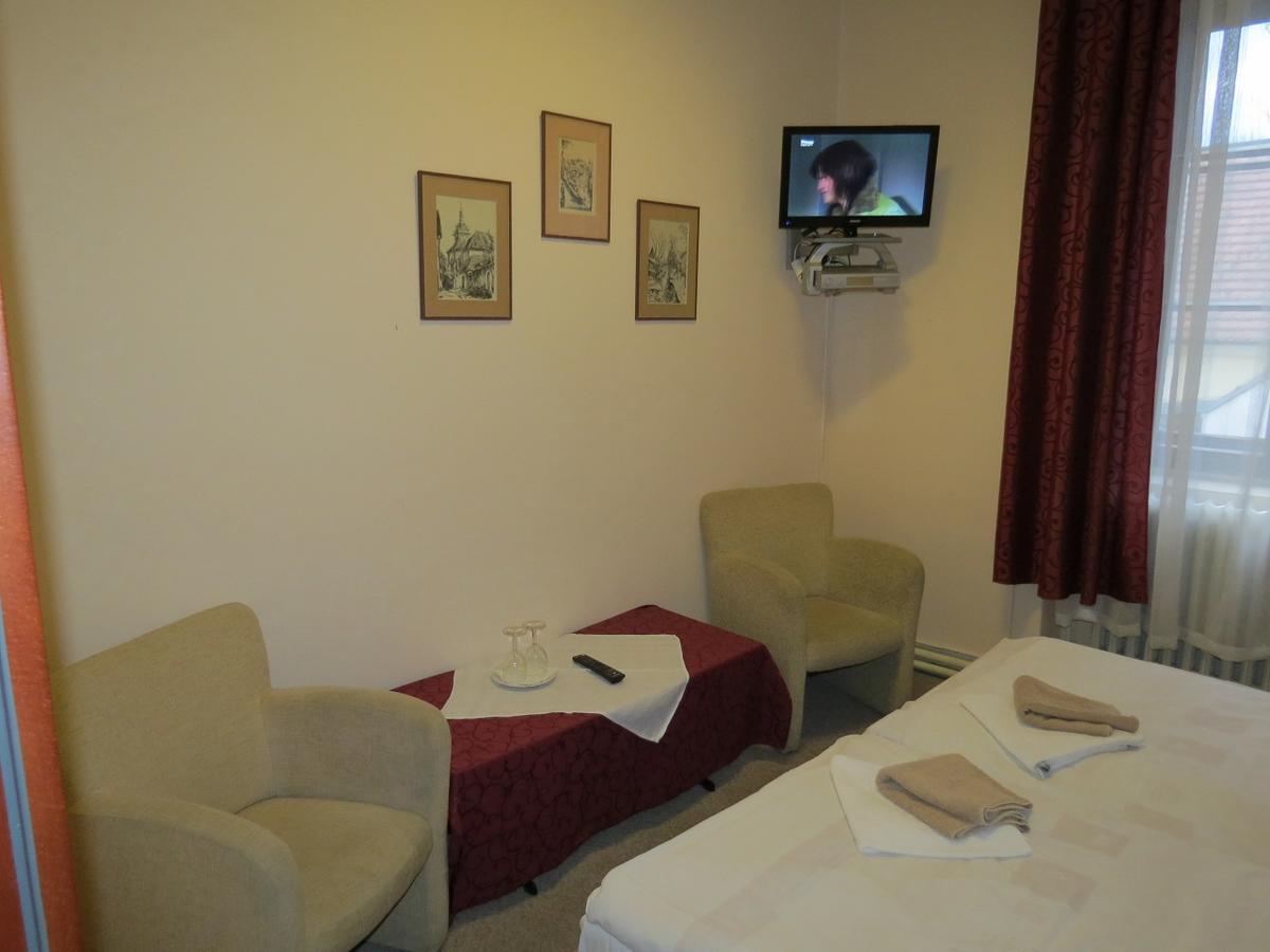 Hotel Cesky Dvur Бероун Екстериор снимка