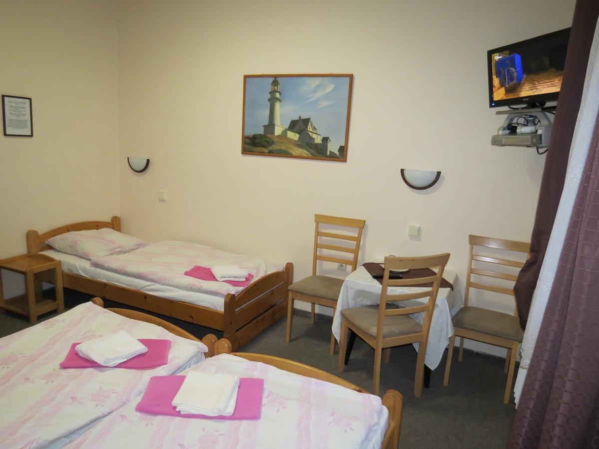 Hotel Cesky Dvur Бероун Екстериор снимка