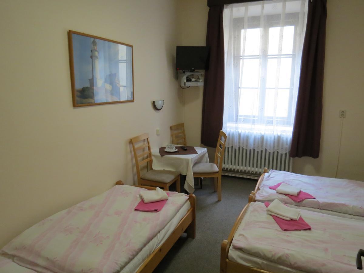 Hotel Cesky Dvur Бероун Екстериор снимка